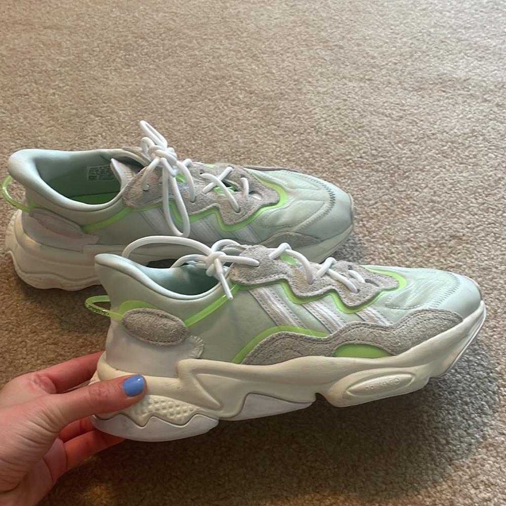 adidas ozweego gymshoes - womens size 7.5 - Picture 6 of 6
